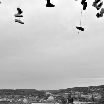Fotografia intitolato "Sneakers on a Wire" da Giedre Madsen, Opera d'arte originale
