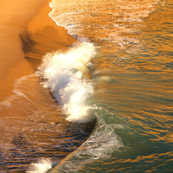 「vague , Portugal」というタイトルの写真撮影 Gilles Mévelによって, オリジナルのアートワーク, デジタル プレキシガラスにマウント