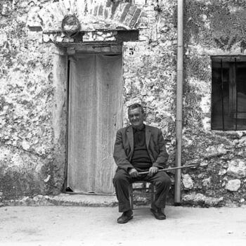 Fotografía titulada "Uomo con bastone" por Giuseppe Persia, Obra de arte original, Fotografía analógica