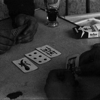 Photographie intitulée "Il gioco delle carte" par Giuseppe Persia, Œuvre d'art originale, Photographie argentique
