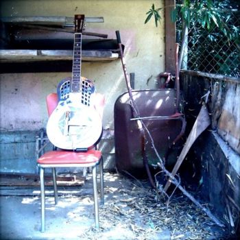 Photographie intitulée "Guitar Chair ll" par Glenn Durrance, Œuvre d'art originale
