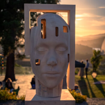 「Outside the box」というタイトルの彫刻 Gonçalo Martinsによって, オリジナルのアートワーク, ウッド
