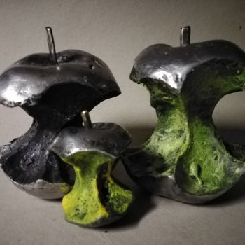 Sculpture intitulée "Bitten apple#artist…" par Goran Nemarnik, Œuvre d'art originale, Aluminium