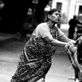 Photographie intitulée "I have to push it h…" par Goutam Chakraborty, Œuvre d'art originale