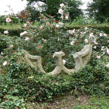 Sculpture intitulée "rosace parmi les ro…" par Venner Fanch, Œuvre d'art originale, Pierre