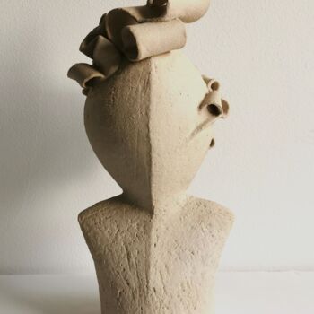 Sculptuur getiteld "Toute en mèches - B…" door Grazia Compagnino, Origineel Kunstwerk, Klei