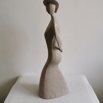 Escultura titulada "Madame Flâne- Beige" por Grazia Compagnino, Obra de arte original, Arcilla