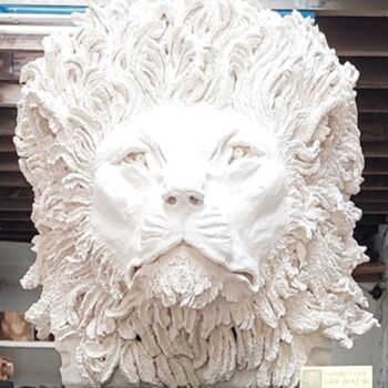 Scultura intitolato "White Lion" da Grietje Leyn (art-gl webnode), Opera d'arte originale, Ceramica