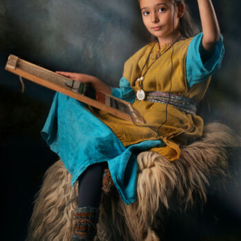 Fotografie mit dem Titel "The Little Weaver" von Grigore Roibu, Original-Kunstwerk, Digitaldruck
