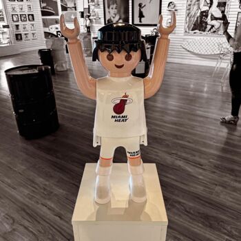 Sculpture titled "Playmobil Miami Heat" by Guillaume Anthony, Original Artwork, Plastic