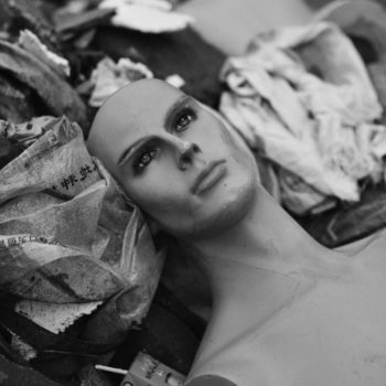 Photographie intitulée "Mannequin ésseulé" par Guillaume Canva (.cG.), Œuvre d'art originale, Photographie numérique