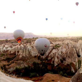 Photographie intitulée "Cappadoce et le lev…" par Gulender Koc, Œuvre d'art originale, Photographie numérique