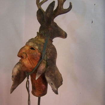 「Yaqui Deer Dancer」というタイトルの彫刻 H. Cordovaによって, オリジナルのアートワーク, テラコッタ