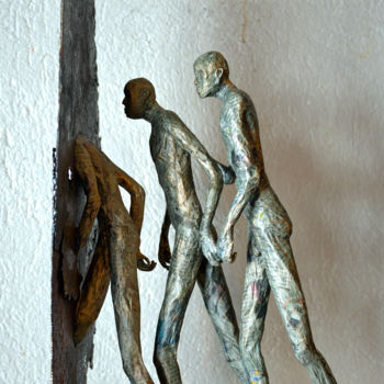 Sculpture intitulée "on va dans le mur" par Betty Hanns, Œuvre d'art originale, Papier mâché