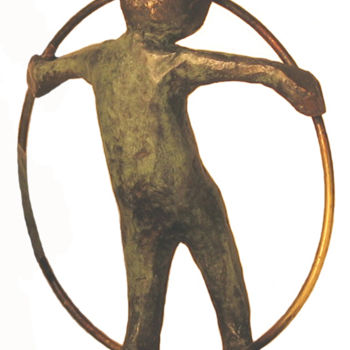 Скульптура под названием "Boy with Circle" - Bozena Happach, Подлинное произведение искусства, Металлы