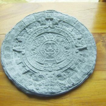 Skulptur mit dem Titel "Calendrier aztèque" von S Eymond Laritaz, Original-Kunstwerk
