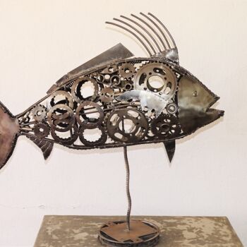 Sculpture titled "Poisson sur socle e…" by Hassan Laamirat, Original Artwork, Metals