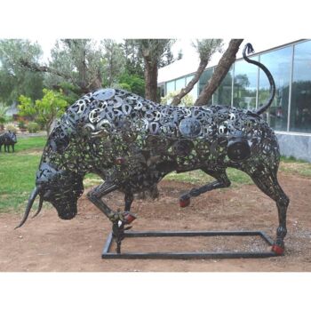 Скульптура под названием "TAUREAU PRET A CHAR…" - Hassan Laamirat, Подлинное произведение искусства, Металлы