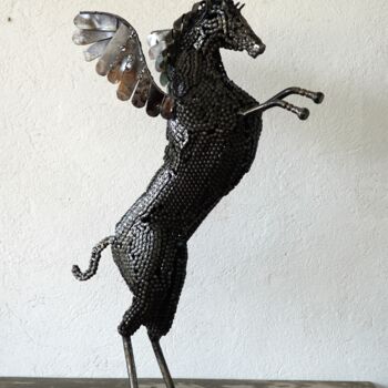 Scultura intitolato "petit cheval cabre…" da Hassan Laamirat, Opera d'arte originale, Metalli