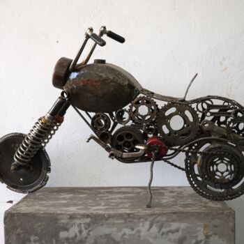 Scultura intitolato "petit moto  en méta…" da Hassan Laamirat, Opera d'arte originale, Metalli