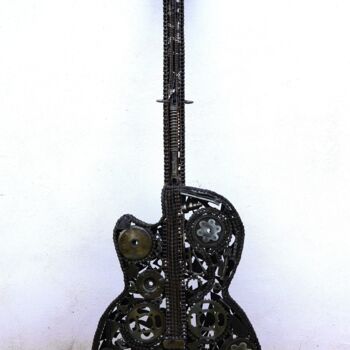 Scultura intitolato "Guitare en métal re…" da Hassan Laamirat, Opera d'arte originale, Metalli