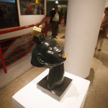 Скульптура под названием "Juggler" - Hector Acevedo, Подлинное произведение искусства, Бронза