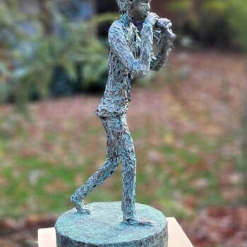 Skulptur mit dem Titel "Flötenspielerin" von Heike Lüders, Original-Kunstwerk, Papier maché