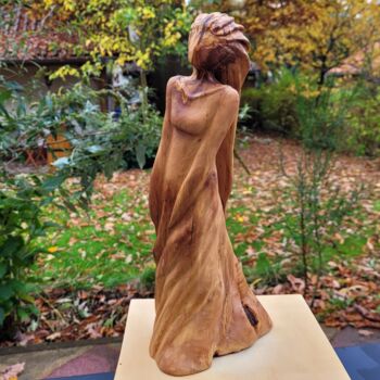 Skulptur mit dem Titel "Die Eleganz der Bew…" von Heike Lüders, Original-Kunstwerk, Holz