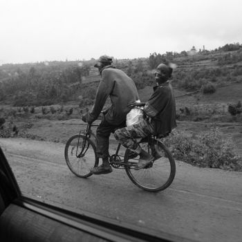 Fotografie mit dem Titel "Near Butare, Rwanda…" von Heinz Baade, Original-Kunstwerk
