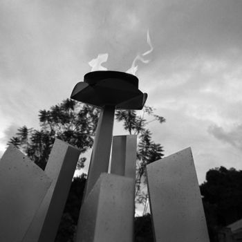 Fotografie mit dem Titel "Memorial flame" von Heinz Baade, Original-Kunstwerk, Analog Fotografie