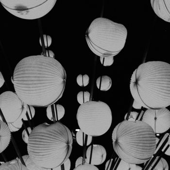 Fotografie mit dem Titel ""Lanterns"" von Heinz Baade, Original-Kunstwerk