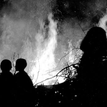 Photographie intitulée "Easter-fire" par Heinz Baade, Œuvre d'art originale