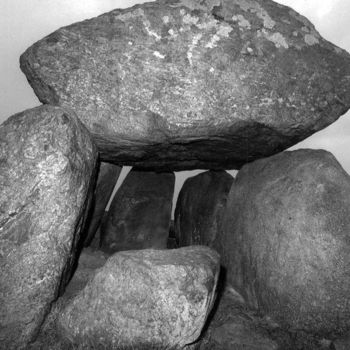 Photographie intitulée "Grave of the megali…" par Heinz Baade, Œuvre d'art originale