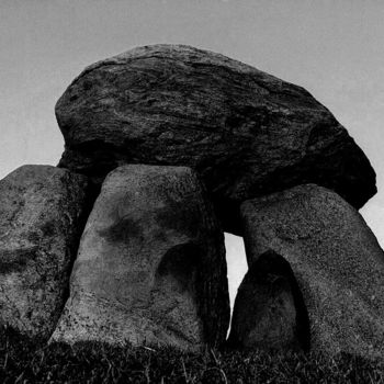 Fotografie mit dem Titel "Grave of the megali…" von Heinz Baade, Original-Kunstwerk