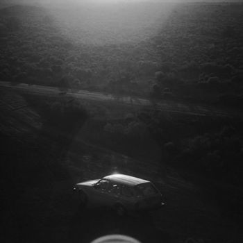 Fotografie mit dem Titel "Car in the desert o…" von Heinz Baade, Original-Kunstwerk