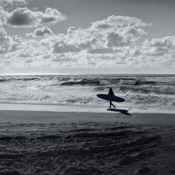 Photographie intitulée "Surfeuse aux cheveu…" par Henri Odabas, Œuvre d'art originale, Photographie argentique
