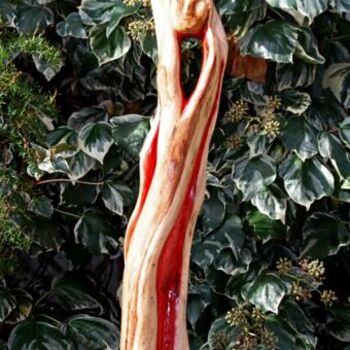 Скульптура под названием "La vierge rouge" - Henri Degracia, Подлинное произведение искусства, Дерево