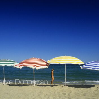 Фотография под названием "Parasols" - Herve Donnezan, Подлинное произведение искусства, Пленочная фотография