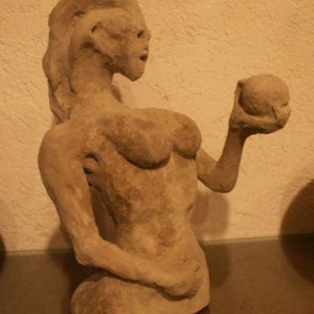 Sculpture intitulée "femme tenant le mon…" par Hoedic, Œuvre d'art originale