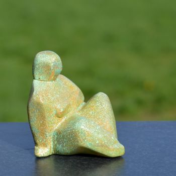 「Sitting woman resin」というタイトルの彫刻 Hanneke Pereboomによって, オリジナルのアートワーク, キャスティング