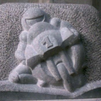Sculptuur getiteld "Motor racer urn" door Paul Holbrecht, Origineel Kunstwerk, Steen