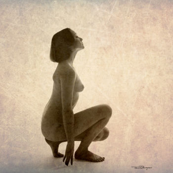 Фотография под названием "Kneeling Nude" - Travis Burgess, Подлинное произведение искусства, Манипулированная фотография