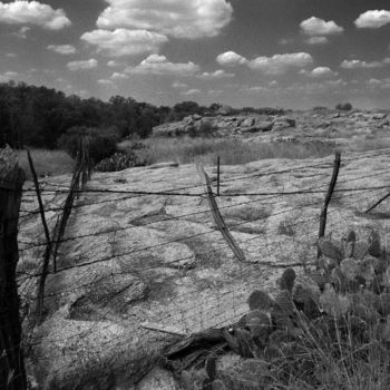 Photographie intitulée "Hill Country Fence" par Travis Burgess, Œuvre d'art originale, Photographie numérique