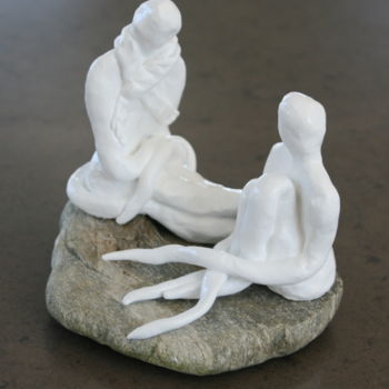 Скульптура под названием "Petit moment entre…" - Isabelle Angele, Подлинное произведение искусства, Камень