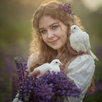 Fotografía titulada "Tanya with pigeons" por Ianina Ermakova, Obra de arte original, Impresión digital