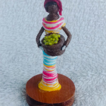 Escultura intitulada "Vendedora de limões" por Simone Muniz Oliveira, Obras de arte originais, Outro