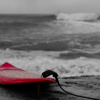 Фотография под названием "Red Gun (Surfboard)" - Debra Casey, Подлинное произведение искусства, Цифровая фотография