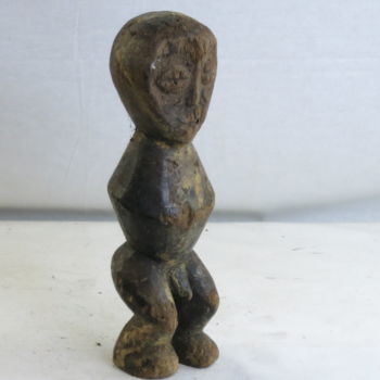 Skulptur mit dem Titel "Statuette d'art tri…" von Belinda Kameya, Original-Kunstwerk, Holz