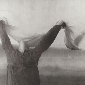 Fotografie getiteld "Heaven on hands" door Ira Kolominova, Origineel Kunstwerk, Film Print