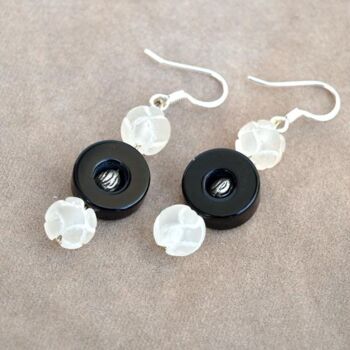 Diseño titulada "Black and white ear…" por Irena Zelickman, Obra de arte original, Joyas